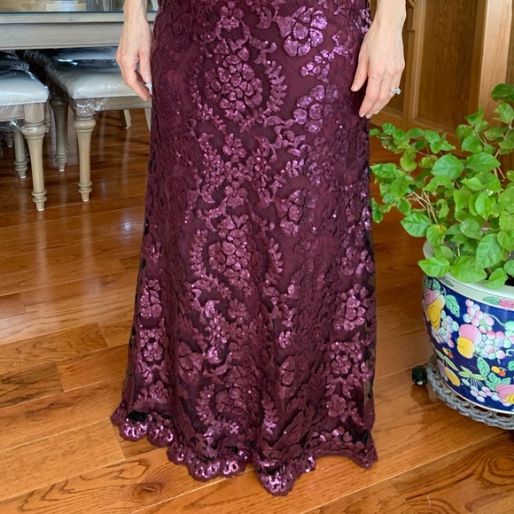 Long sleeve lace gown - Picture 4 of 6